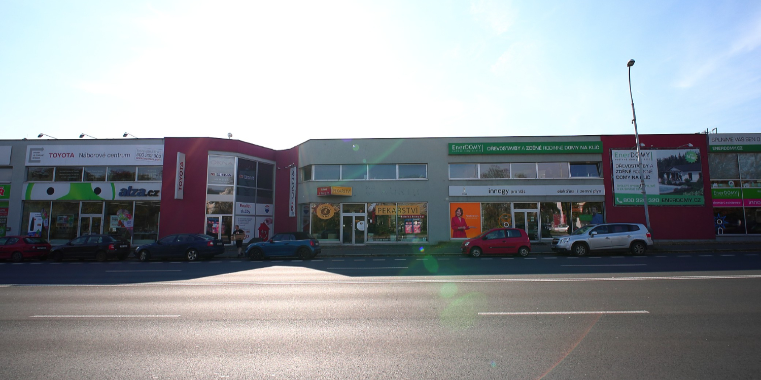 Prodejna Jaselská 876, Kolín - pohled od silnice